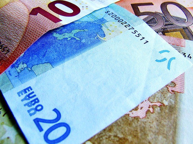 bankovky eura v běžných hodnotách