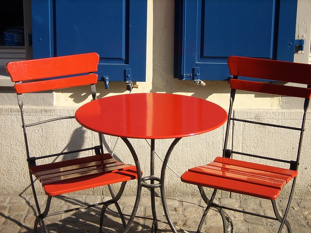 červené židle se stolem