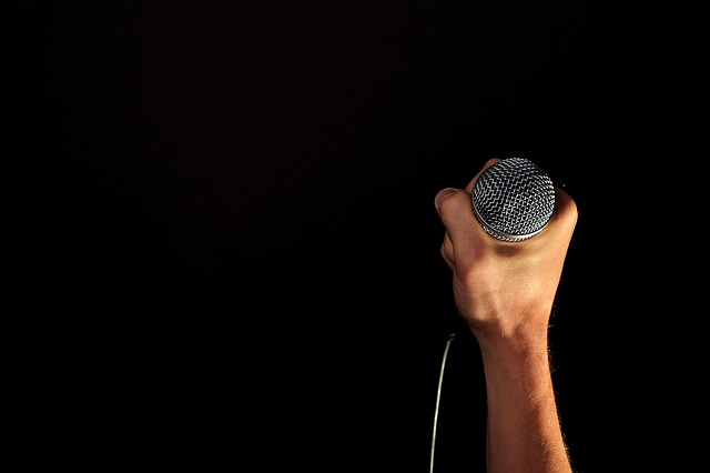 mikrofon v ruce