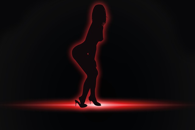 Červeno-čierna silueta nahej ženy v podpätkoch.jpg